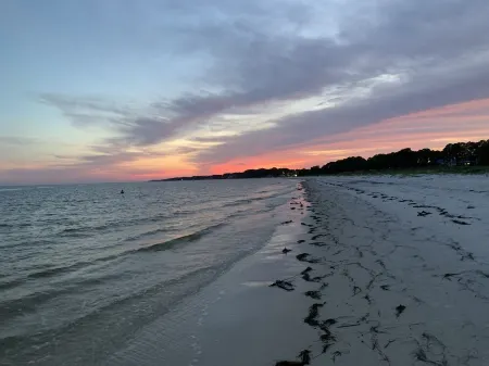 Fisherman's access and relaxation in a 2BR 2BA on River with Dock, Pet friendly!