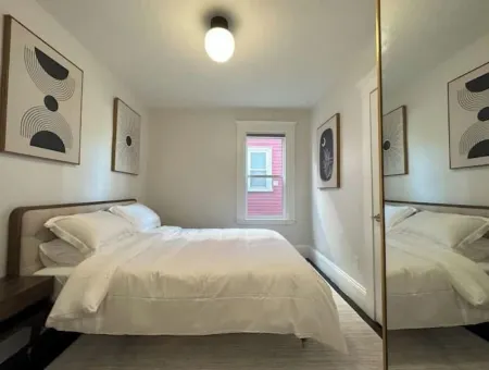 Downtown Salem Chic - 3 Bedroom w/ Parking Отели в г. Сейлем