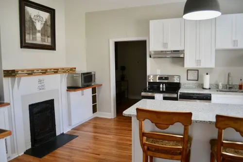 Cottage on Main - 357 Hotels in Forest City