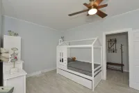 Entire 1 Bedroom Apartment in Lovely Family Vacation Lake House. Pets welcome! - Balcony