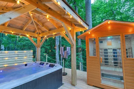 2 Bedroom Cabin in DuPont State Park with Loft, Hot-Tub, and Sauna(Read Rules) Отели рядом с достопримечательностью «Fred W. Symmes Chapel»