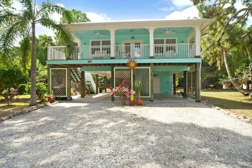 Island Home within the Pines and Palms; Kayaks, Bikes, and Inviting Porches~