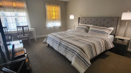 Modern Pool-Side Paradise, 5 Miles to Hershey Park