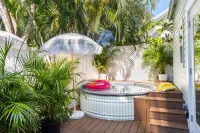 Charming + Circa 1889 Historic Eyebrow Home - مسبح خاص