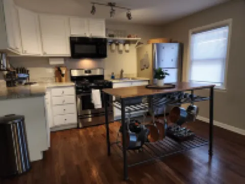 Cozy 2 bd/1ba upper apt -Free WIFI, parking -1mi to Geneva 3rd & Chicago Metra