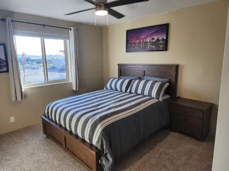 Condo with lake views, walking distance to the London Bridge, shops& restaurants