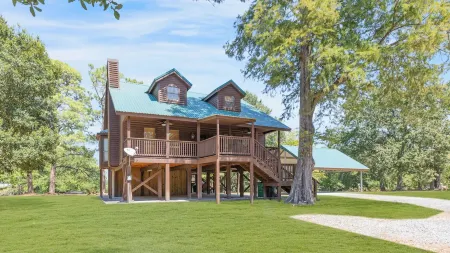Experience Louisiana, Cabin on Bayou Petite Anse, centrally located in Acadiana