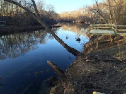 Riverfront Cabin on Exclusive Jon's Pocket!