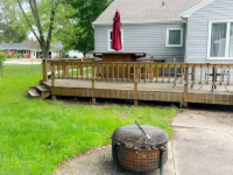 Walk to Lambeau Field! Cozy 2 Bedroom, 1 Bath.  Sleeps 8