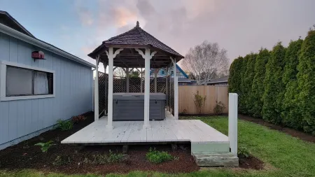 Newly Renovated, Private Backyard with Hot Tub
