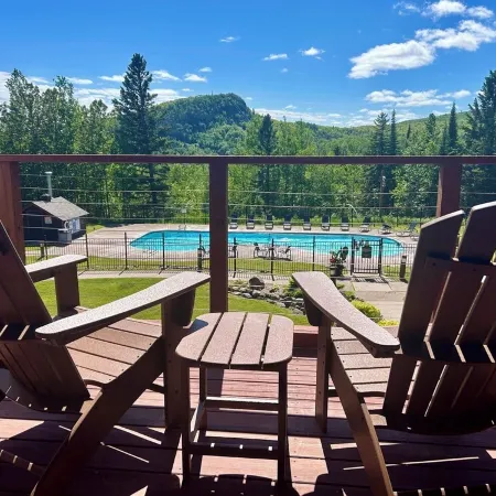 Newly Remodeled Fireplace Studio Ski-in/Ski-Out Condo-Balcony, Pool & Hot Tub