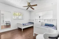 Charming & Comfy ~ Clean 5★ Location & Heated Pool Hotels in Cypress Lake
