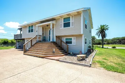 Cheerful & Cozy 3 Bedroom Home Walking Distance to Little Bay!