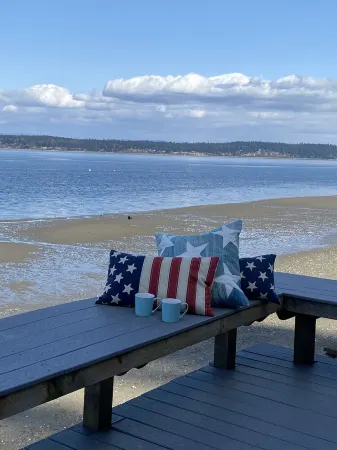 Beachfront, Water & Mountain Views, Epic Deck on Whidbey Island!