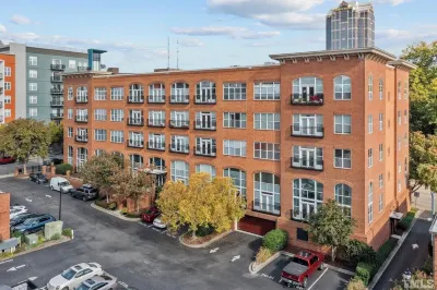 Luxe Downtown Penthouse! In the Heart of City w/Parking!!