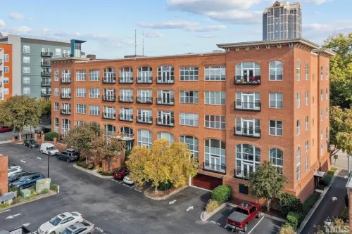 Luxe Downtown Penthouse! In the Heart of City w/Parking!!