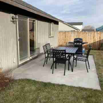 Redmond Basecamp Getaway = Fun/Climb/Hike/Ski/Family-Smith/ExpoCtr/Sisters/Bend! Hotel Exterior