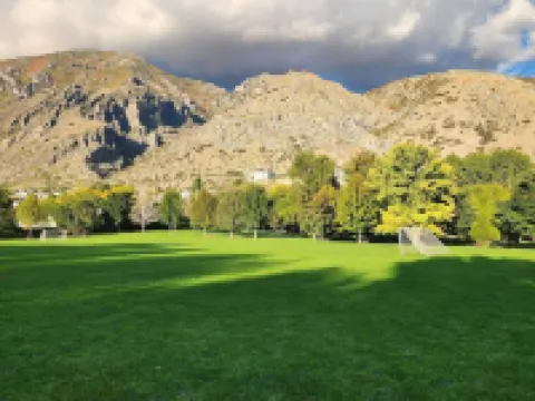 Clean, Quiet 2 Bdrm Near Provo w/ Direct Access to City Park Hoteles en Springville