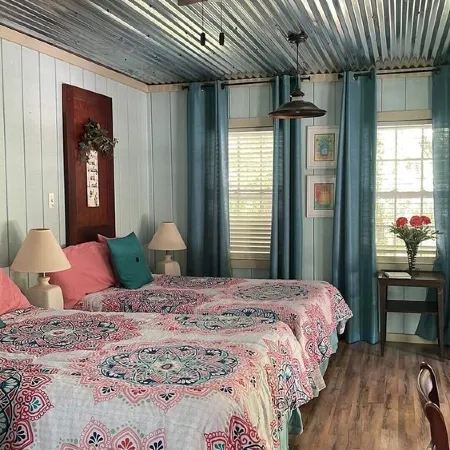 Little Bears Cozy Creekside Cabin at Up The Creek