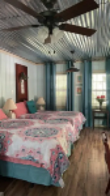 Little Bears Cozy Creekside Cabin at Up The Creek