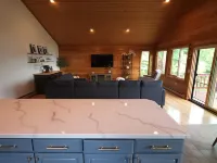 Relaxing Crystal Lake Cottage Retreat - Minutes to the Beach, & Downtown Beulah ベンゾニア・タウンシップのホテル