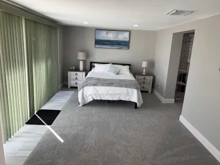 5-Bedroom Water Front Vacation Home - Tropical Paradise with Breathtaking Views!