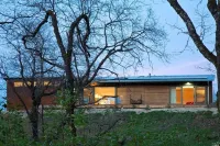 Modern ecochic luxe indoor/outdoor getaway- mountaintop views & hot tub! Hotels near Mill Creek