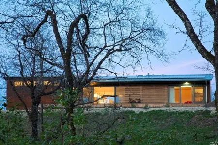 Modern ecochic luxe indoor/outdoor getaway- mountaintop views & hot tub! Отели рядом с достопримечательностью «Сарацина Вайнярдс»