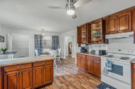 Location! Location!<br>Minutes to all shopping and your favorites restaurant!