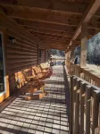 Mountain Log Home w/Open Floor Plan & Mountain Views