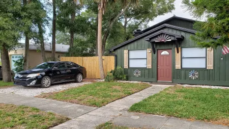 Up to 10 guests - Just min to Clearwater Beach & Indian Rocks Beach