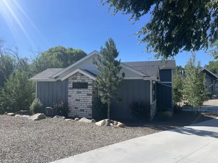 New 2 bed Hideaway, 8 minutes from Downtown Prescott Отели в г. Явапаи