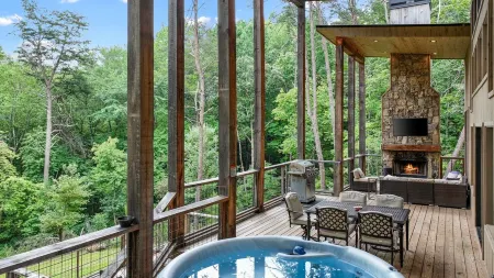 Serenity@Overlook - Modern Lux Cabin in the Blue Ridge Mountains! NEW Hot Tub!