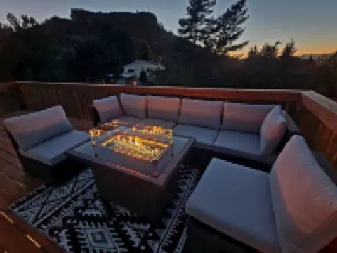 Updated & Spacious 5-bedroom house with Views of the Rock and Mountains Hotels in Castle Rock