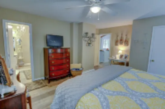 Secluded Lake Front Cabin - on Lake Hartwell, with Dock, Fenced Yard, Fire Pit.