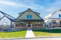 Branson Woods Lakeside Lodge sleeps 24+!