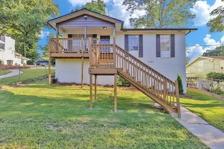 Charming 3-Bedroom Bungalow with WiFi in Bham, 12 Mins from UAB.