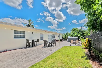 This luxurious 3 bedrooms 2 bathrooms, Jacuzzi pool Publix Super Market at River Run Shopping Center附近的飯店