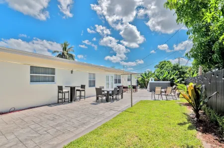 This luxurious 3 bedrooms 2 bathrooms, Jacuzzi pool Отели рядом с достопримечательностью «Dream World Florist and Décor»