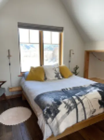 Cozy, secluded home close to everything. 15 min to town and skiing.