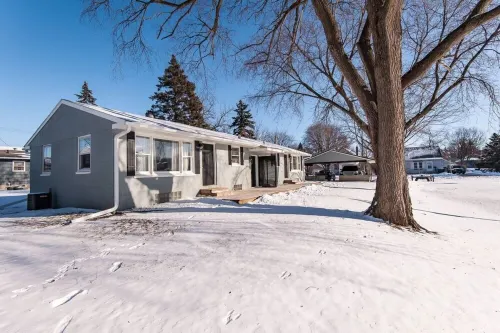 Mayo Discount! 2 main floor bedrooms and bath. Recliner. 6 blocks to Mayo Clinic