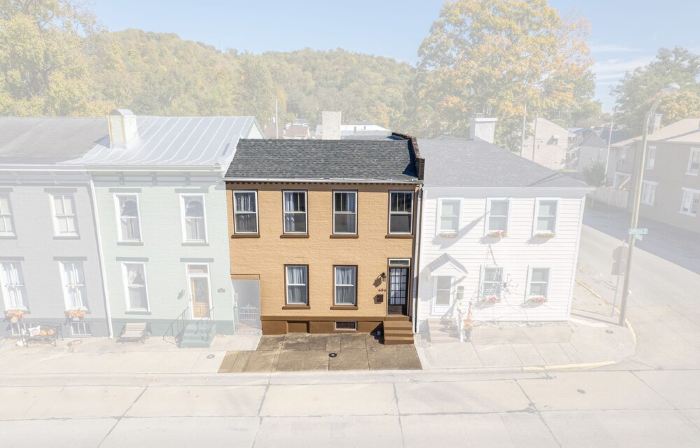 Jefferson Off Main: *4 Beds*King Beds*Walk to Main* 3 Full Bath