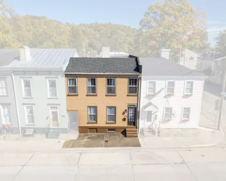 Jefferson Off Main: *4 Beds*King Beds*Walk to Main* 3 Full Bath Hotels in Madison