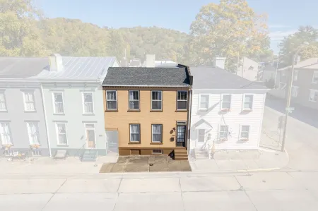 Jefferson Off Main: *4 Beds*King Beds*Walk to Main* 3 Full Bath Отели в г. Мэдисон