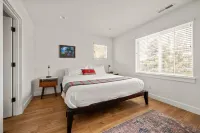 Old Mill Lodge: Craftsman w/Saltwater Hot Tub, Sauna, Steps to Old Mill Hotels near City Thrift