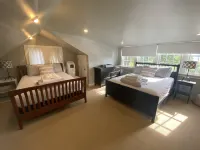 1818 Modern Farm House with Pool, Hot Tub and a large permanent dock on the lake - Wifi