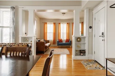 Large 3BR APT w/ enclosed front porch Close to Polar Park, palladium, WPI, DCU Hotels near Worcester Common