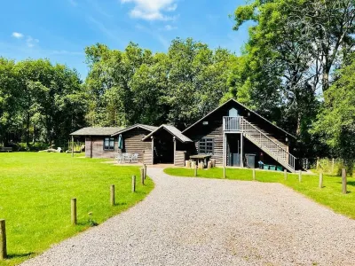Buckstone Log Cabin with Private Grounds Nestled Into The Natural Woodland Hotels in 