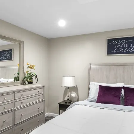 Modern 1-BR Apartment Отели в г. Силвер-Спринг