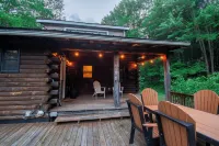 Cozy Cabin tucked in the woods. Pet-Friendly! 7 minutes from Ellicotville!
